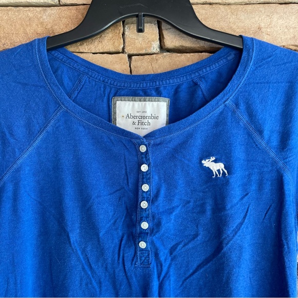 Abercrombie & Fitch blue T-shirt Women Small - Picture 3 of 10